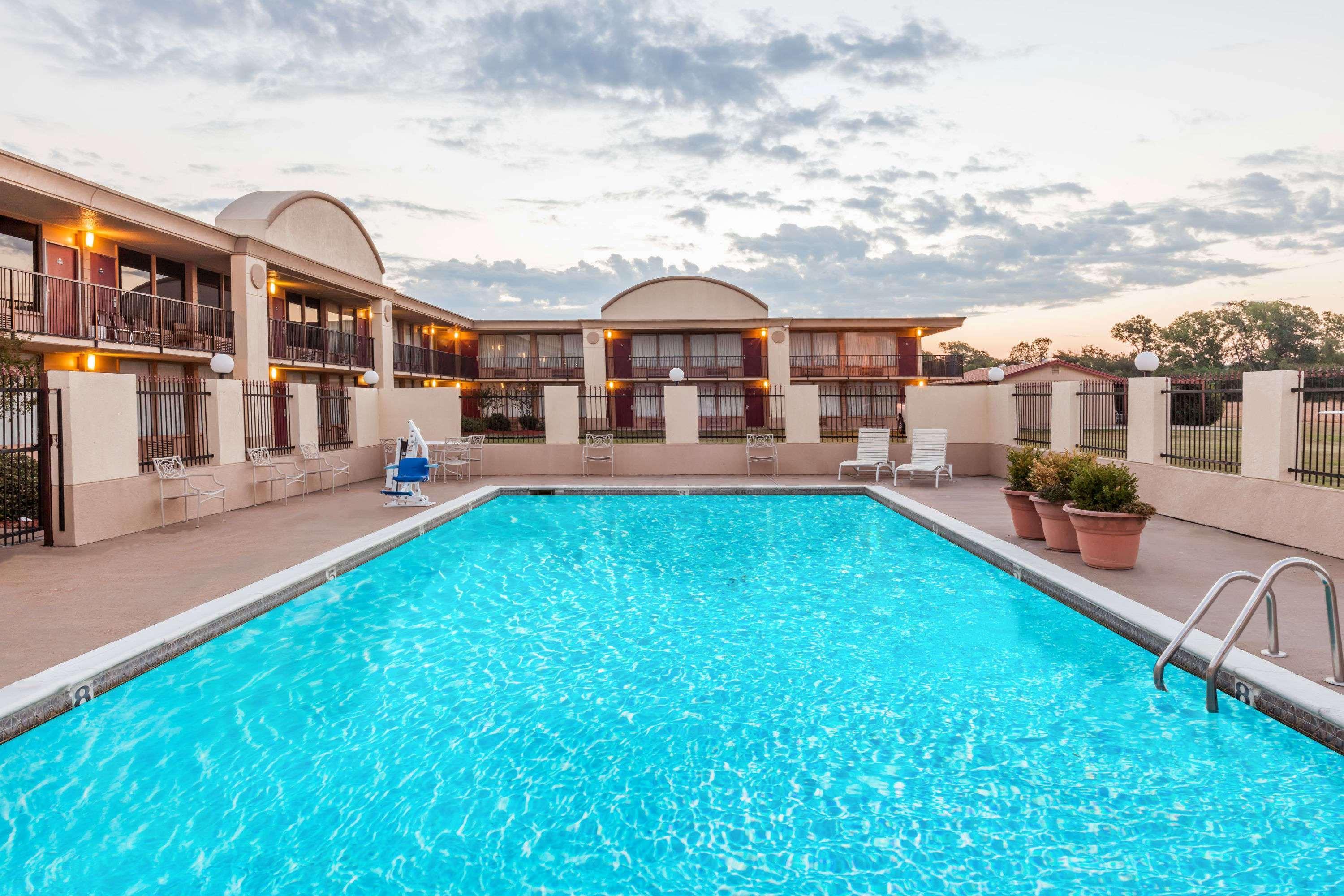 Days Inn By Wyndham Hillsboro Tx Екстериор снимка